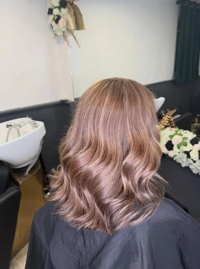 Rose-brown toned waves, seen from behind in the studio